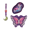 Drei wechselbare Schulranzen-Anhänger mit verschiedenen Motiven: Schmetterling, Mond und galaxy.