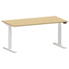 Schreibtisch mit elektrischer Höhenverstellung und Holzplatte in Beech-Optik, weiße Beine.