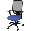 Bürodrehstuhl mit atmungsaktiver Netzrückenlehne und blauer Sitzfläche, auf fünf Rollen.