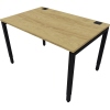 Schwarzer Schreibtisch mit einer Holzoberfläche in Natural Hickory, sichtbar von oben.