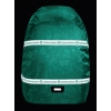 Regenschutz in frischem Mintgrün mit reflektierenden Elementen über einem Schulrucksack.