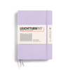 Kariertes lilafarbenes Hardcover-Notizbuch im Format DIN A5 mit Dekoration und Aufklebern.