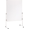 Weiße Moderationstafel mit leicht gebogenem Standfuß und Rollen, nicht zusammenklappbar.