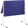 Zusammenklappbare Moderationstafel mit blauem Filz und weißen Standbeinen auf Rollen.