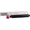 Magenta Toner TK-8545M in schwarzer Kartusche mit Verpackung im Hintergrund.