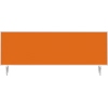 Orangefarbene Tischtrennwand VarioPin mit Füßen, Ansicht von vorne.