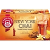 Kartonverpackung von Teekanne New York Chai mit Glas und Honigbienenmotiv.