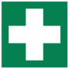 Grünes Hinweisschild mit weißem Kreuz für Erste Hilfe.