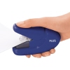 Blaue, ergonomische Handheftmaschine für klammerloses Heften von Papier, in der Hand gehalten.