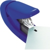 Blaues, klammerloses Heftgerät mit Sicht auf den Mechanismus und einem angehefteten Blatt Papier.