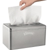 Papierhandtuchspender mit Entnahme von Kleenex® ULTRA SOFT Papierhandtüchern.