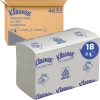 Packung mit Kleenex® Papierhandtüchern ULTRA™ in Faltform, sichtbar ist die Produktverpackung.