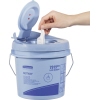 Händeschwenk über dem geöffneten blauen Eimer mit KIMTECH Wischtüchern, die entnommen werden.