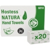 Packung mit HOSTESS Papierhandtüchern NATURA™ zeigt 20 gefaltete Handtücher und Umverpackung.