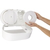 Weißer Toilettenpapierspender mit geöffneter Klappe und zwei abnehmbaren Rollen in der Hand.