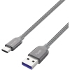 USB-C-zu-USB-A-Kabel mit geflochtener Nylonhülle und Aluminiumgehäuse.