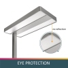 Stehleuchte mit quadratischem Leuchtkopf, seitlicher Säule und Hinweis zur Augenschutztechnologie.