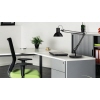 Schreibtisch mit UNILUX Tischleuchte SUCCESS 80, Pflanzen und Laptop, ohne Lichtquelle.