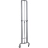 Faltbare Rollgarderobe in aufrechter Position mit Rollen, aus stabilem Metall.