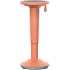 Sitz-Steh-Hocker UPis1 in lachsorange mit stufenloser Höhenverstellbarkeit und Tragerinne.