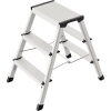 Klapptritt aus Aluminium mit drei Stufen und rutschfesten Füßen, platzsparend zusammenklappbar.
