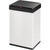 Weißer Abfalleimer aus Stahlblech mit schwarzem Deckel und selbstschließendem Schwingmechanismus.