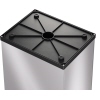 Obenansicht eines silbernen Abfallbehälters aus Stahlblech mit schwarzem Deckel.