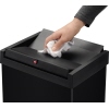 Schwarzer Abfalleimer mit selbstschließendem Schwingdeckel und Hand, die ein Tuch hineinlegt.