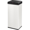 Weißer Abfalleimer mit schwarzem Schwingdeckel und klappbaren Flügeln für permanente Öffnung.
