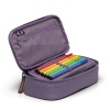 Lila Schlampermäppchen mit geöffnetem Reißverschluss, gefüllt mit bunten Stiften.
