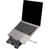 Laptopständer in Verwendung mit einem Laptop, der auf eine der fünf Höhenstufen eingestellt ist.