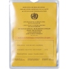Klare Ausweishülle aus transparentem Material mit gelbem Impfpass im Inneren.