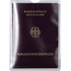 Transparente Ausweishülle mit einem Kinderreisepass in der Vorderansicht.