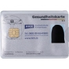 Gesundheitskarte in einer transparenten Ausweishülle, die auf einem grauen Hintergrund liegt.