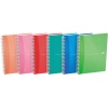 Sechs verschiedenfarbige Collegeblöcke mit spiralförmiger Bindung in einer Reihe dargestellt.