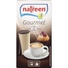 Verpackung des Natreen Süßstoff Gourmet mit Spender und Kaffeetasse auf einem Untersetzer.