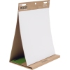 Flipchartblock inAufstellposition aus Papier und Karton mit Halterung und Aussparung für Stifte.