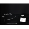 Schwarzes Glas-Magnetboard mit handschriftlichem Marketing-Plan und Haftnotizen.