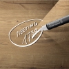 Glasboard mit beschriftetem Text "MEETING 1730" auf Holzhintergrund und Kreidemarker sichtbar.