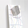 Glasboard mit einem Magnetwürfel und einer bunten U-Bahn-Plan-Darstellung.