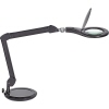 Schwarze Leuchtlupe mit parallelogrammförmigem Arm und rundem Standfuß, Linsenfläche sichtbar.