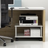 Tintenstrahldrucker Canon MAXIFY GX5050 auf einem Tisch mit Bürostuhl und Zubehör.