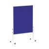 Moderationstafel in Blau mit mobilen Stellfüßen und Rollen für einfachen Transport.