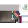 Zwei dekorative Topflappen hängen in einer modernen Küche an der Wand.