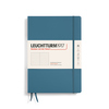 Blaue Hardcover-Ausgabe eines punktkarierten Notizbuchs im DIN B5-Format mit Gummibandverschluss.