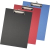 Drei Klemmbretter in Schwarz, Rot und Blau mit Metallclip auf einer weißen Fläche.