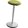 Sitz-Steh-Hocker mit grüner Sitzfläche und weißem, höhenverstellbarem Fuß.