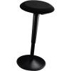 Sitz-Steh-Hocker in schwarz mit runden Fuß und stufenloser Höhenverstellung.