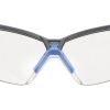 Schutzbrille mit ergonomischen Bügeln und flexibler Nasenauflage in anthrazit/blau.