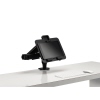Schwenkarmhalterung für Tablet auf einem Schreibtisch mit Monitor und Tastatur im Hintergrund.